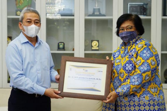 Momentum HUT Ke-75 Pajak, Menteri LHK Siti Nurbaya Terima Penghargaan - JPNN.COM
