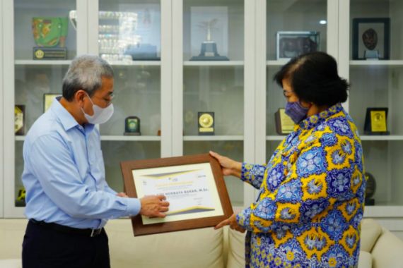 Menteri Siti Nurbaya Mendapat Penghargaan di Hari Pajak Nasional - JPNN.COM