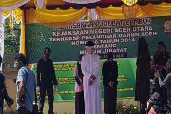 Pencabul Dua Anak di Bawah Umur Ini Dicambuk 74 Kali - JPNN.COM