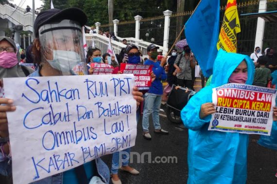 Demo di DPR: Omnibus Law RUU Cipta Kerja Memberikan Karpet Merah bagi TKA - JPNN.COM