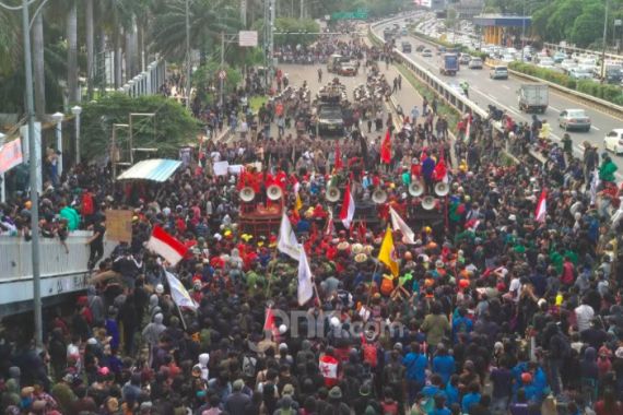 5 Berita Terpopuler: Massa Lempari Polisi dengan Botol Plastik, Jokowi Utus 1 Menko dan 5 Menteri, Klaster KTI - JPNN.COM