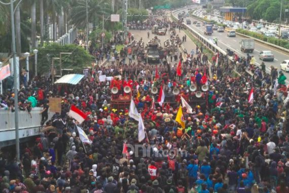 Aksi Tolak Omnibus Law Memanas, Massa Lempar  Botol Plastik ke Arah Anggota Kepolisian - JPNN.COM