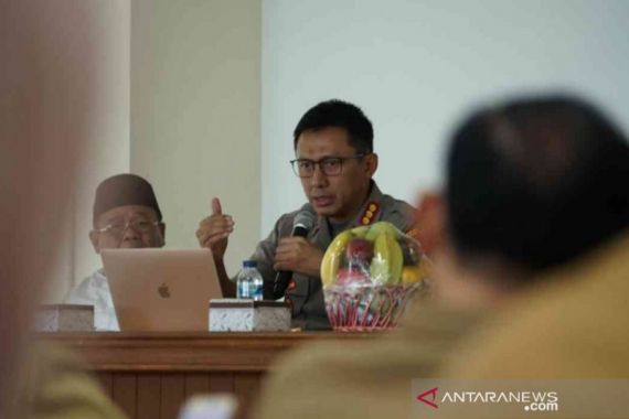 Polisi Bubarkan Resepsi Pernikahan Warga di Bekasi - JPNN.COM