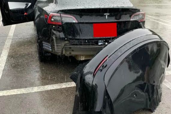 Aduh, Bumper Belakang Mobil Tesla Model 3 Ini Copot Saat Terjang Genangan Air - JPNN.COM