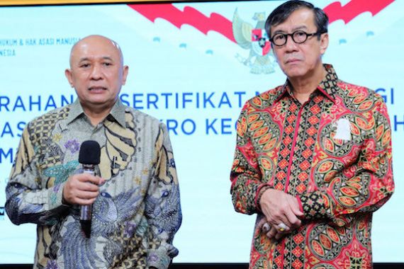 Menkop UKM Menerima 118 Sertifikat Merek Bagi KUMKM dari Menkum HAM - JPNN.COM