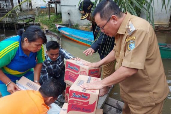 Bupati Jarot: Pemerintah Membantu Ribuan Warga Korban Banjir di Sintang - JPNN.COM