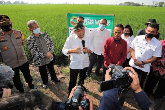 Kunjungi Indramayu, Menteri Teten Serahkan Program Restrukturisasi Pinjaman untuk KSP - JPNN.COM