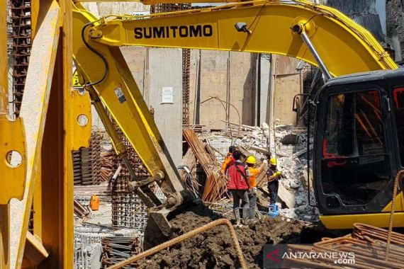 4 Pekerja Pembangunan Hotel Awann Sewu Semarang Tewas Tertimpa Tembok, Satu Luka Parah - JPNN.COM