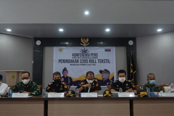 Bea Cukai Karimun Gagalkan Penyelundupan Tekstil Senilai 13 Miliar - JPNN.COM