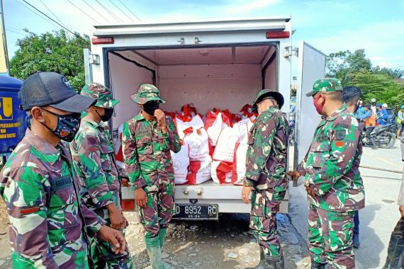 Korban Banjir Luwu Utara Dapat 3 Ribu Paket Sembako dari Jokowi - JPNN.COM