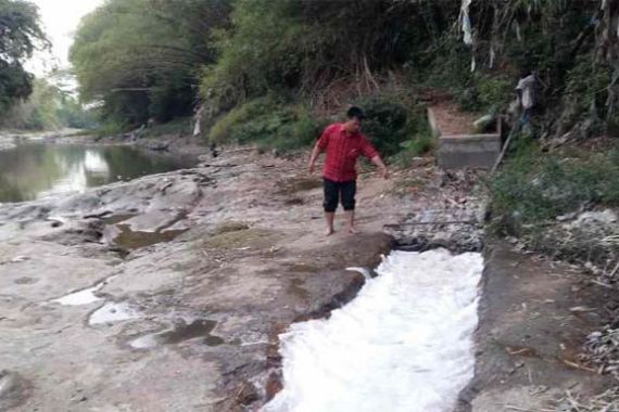 Bau Menyengat dari Sungai Cileungsi, Sudah Satu Minggu - JPNN.COM