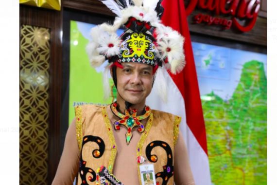Hari Ini Penampilan Pak Ganjar Bikin Pangling dengan Pakaian Adat Suku Kenyah - JPNN.COM