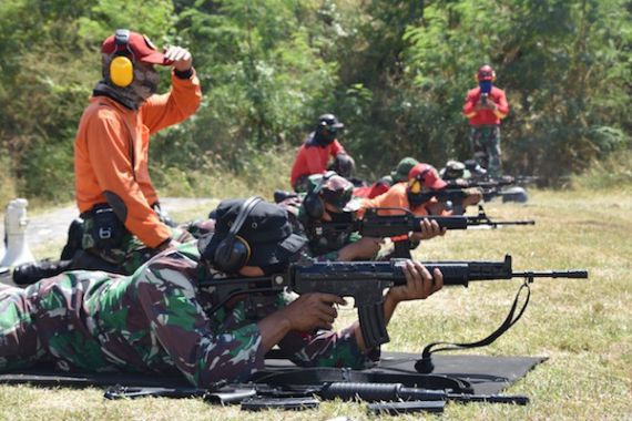 Puluhan Prajurit Bersenjata Lengkap Sigap Dalam Posisi Tiarap, Ada Apa? - JPNN.COM