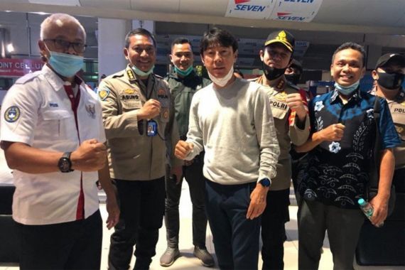 Shin Tae Yong Dikawal Ketat Saat Mendarat di Indonesia - JPNN.COM