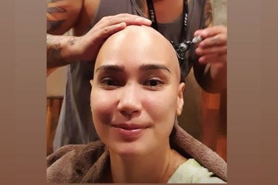 Usai Kemoterapi, Feby Febiola Pangkas Rambut Hingga Botak - JPNN.COM