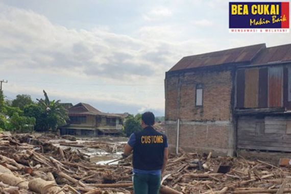 Peduli Sesama, Bea Cukai Salurkan Bantuan untuk Korban Banjir Luwu Utara - JPNN.COM