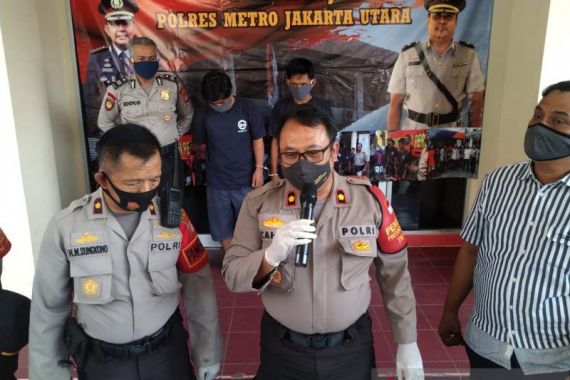 2 Petugas PSU Berbuat Terlarang di Depan Kantor Kelurahan, Tak Bisa Mengelak - JPNN.COM