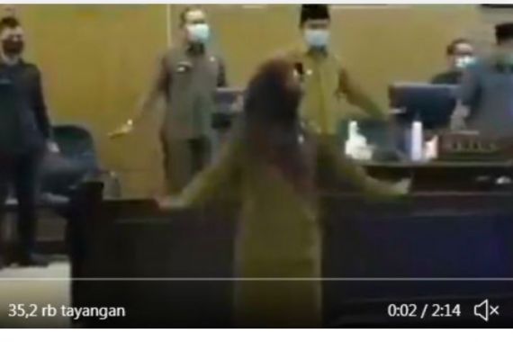 Viral Video, Sejumlah Pejabat Joget Penguin ala TikTok Sebelum Mulai Rapat Bahas APBD - JPNN.COM