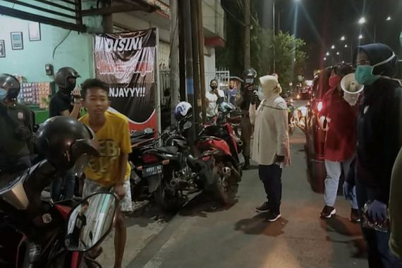 Risma Mendadak Turun dari Mobil Setelah Melihat Puluhan Remaja, Dapat Hukuman - JPNN.COM