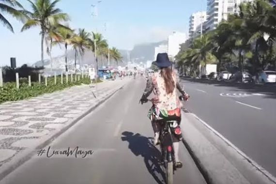 Intip Keseruan Luna Maya Naik Sepeda Saat Liburan ke Brazil - JPNN.COM