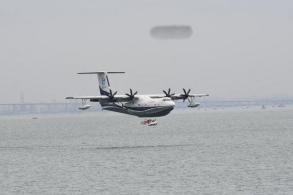 Pesawat Amfibi Buatan Tiongkok Berhasil Lalui Uji Coba Terbang Perdana - JPNN.COM