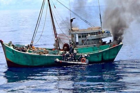 Kapal Bakamla RI Tangkap Kapal Ikan Vietnam di Laut Natuna Utara - JPNN.COM