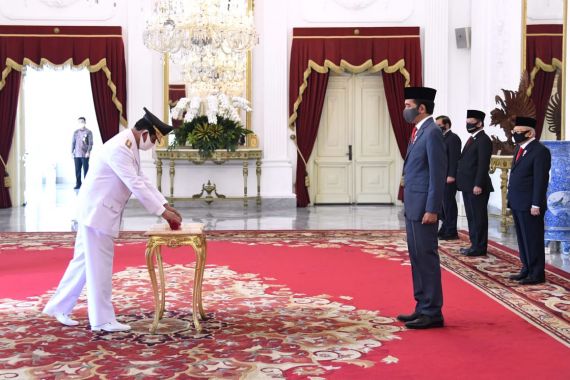 Presiden Jokowi Lantik Isdianto sebagai Gubernur Kepulauan Riau - JPNN.COM