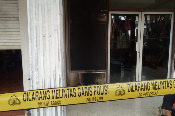 Kantor PAC PDIP Megamendung Bogor Dihujani Bom Molotov - JPNN.COM