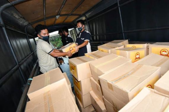 Polri Berikan 1.748 Paket Bansos Untuk Purnawirawan dan Warakawuri - JPNN.COM