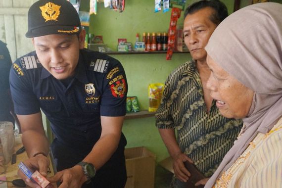 Bea Cukai Riau dan Pekanbaru Gempur Rokok Ilegal Lewat Operasi Pasar - JPNN.COM