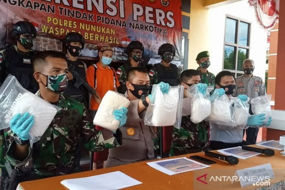 Kardus Milik Pak Dosen Dibongkar Prajurit TNI, Isinya Mengejutkan, Parah! - JPNN.COM