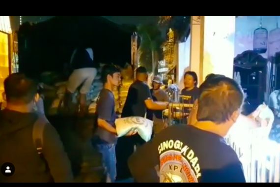 Sungguh Bikin Terharu, Sukarelawan Bawa 5 Ton Beras untuk Perantau Jateng di Surabaya - JPNN.COM