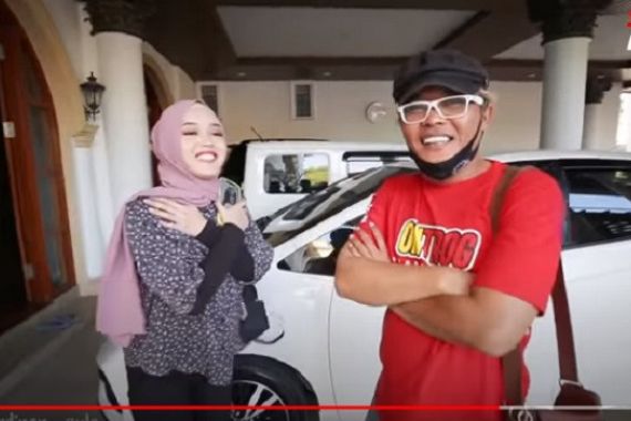 Sambil Memeluk Sule, Putri Delina Semringah Diberi Hadiah Mobil - JPNN.COM