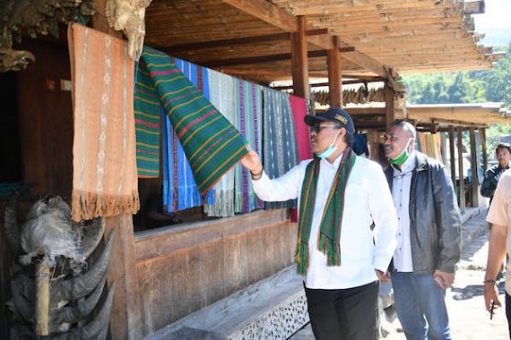 Kunjungi Kampung Bena di Ngada, Gus Jazil: Dunia Wisata Harus Memberi Kesejahteraan Pada Masyarakat - JPNN.COM
