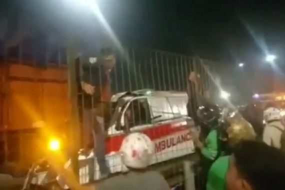 Ambulans Tabrak Truk di Tol Kebon Jeruk, Braak! Sopir Tewas - JPNN.COM