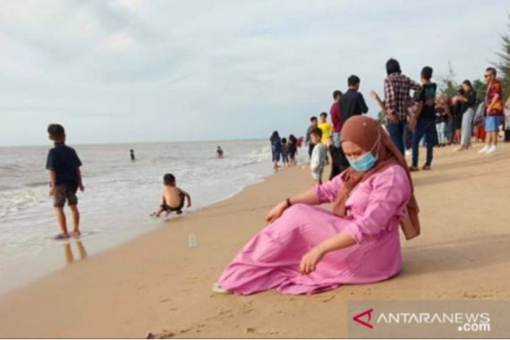 Wah Warga Serbu Pantai Jawai, Semoga Masih Ingat Protokol Kesehatan - JPNN.COM