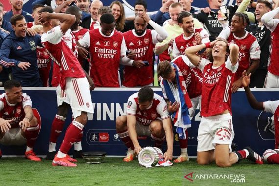 Lihat Reaksi Pemain Arsenal Setelah Trofi Piala FA Jatuh Cerai-berai - JPNN.COM