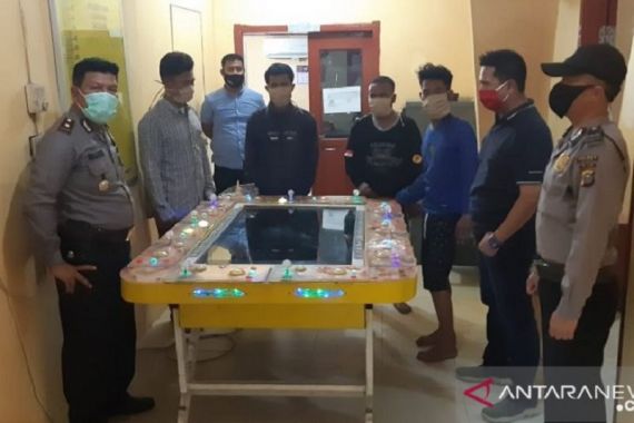 Masyarakat Resah, Polisi Ubrak-abrik Tempat Maksiat, 4 Orang Lagi Begituan - JPNN.COM