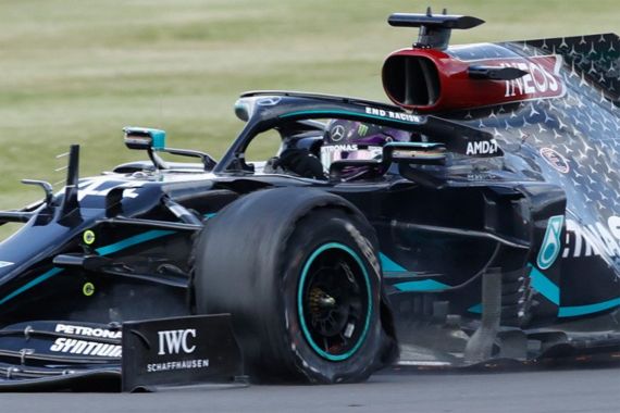 Dramatis, Lewis Hamilton Finis Pertama di GP Inggris dengan Ban Depan Pecah - JPNN.COM