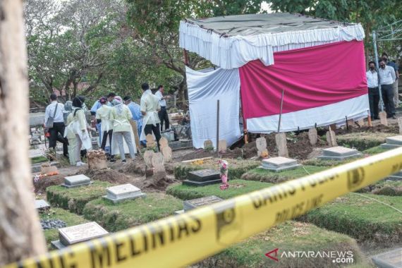 Kuburan Linda Novida Sari Dibongkar, Jasad Mahasiswi Unram Itu Akhirnya Diautopsi - JPNN.COM