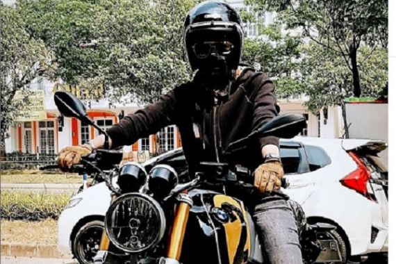 Pose Nikita Mirzani di Atas Motor Mewahnya, Gahar!! - JPNN.COM