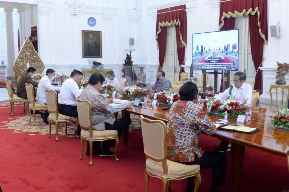 Jokowi dan Sejumlah Menteri Tak Pakai Masker Saat Rapat, Begini Alasan Istana - JPNN.COM