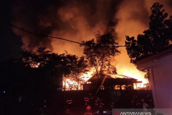 Api Mengamuk, Puluhan Rumah dan Satu Hotel di Samarinda Terbakar - JPNN.COM