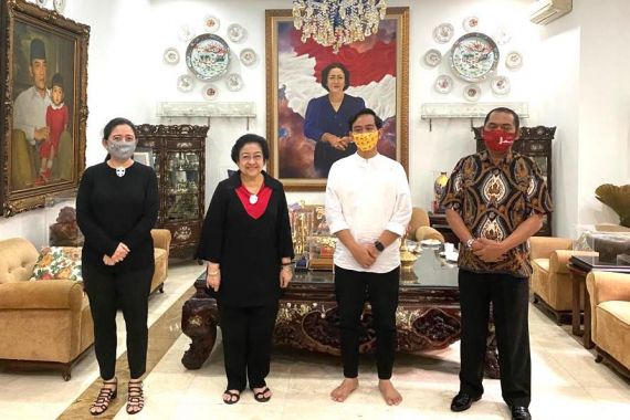 Tanpa Alas Kaki Sowan Bu Megawati, Gibran Pulang Bawa Wejangan - JPNN.COM