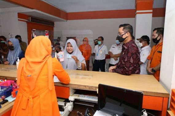 PT Pos dan Kementerian Sosial Mulai Penyaluran Bansos Periode II - JPNN.COM