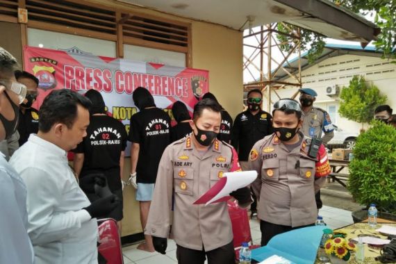 5 Pemuda Keroyok Polisi, Senjata Api Direbut, Babak Belur - JPNN.COM