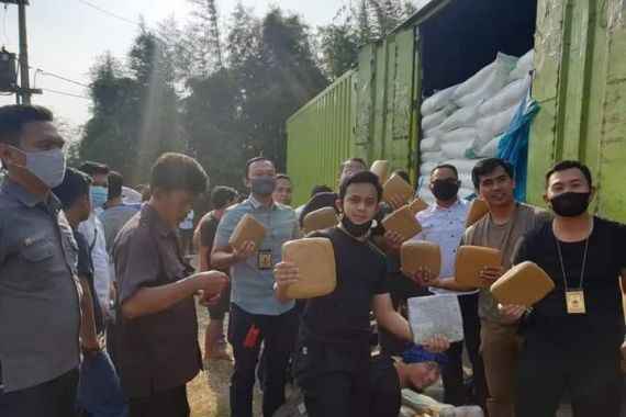 Polisi Mengintai Truk Sembako Gula, Dibongkar Saat di Tol Tangerang-Merak, Lihat Nih - JPNN.COM