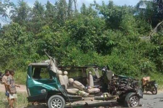Isuzu Panther yang Membawa Satu Keluarga Dihantam Dump Truck, Lihat Mobilnya Hancur Begini - JPNN.COM