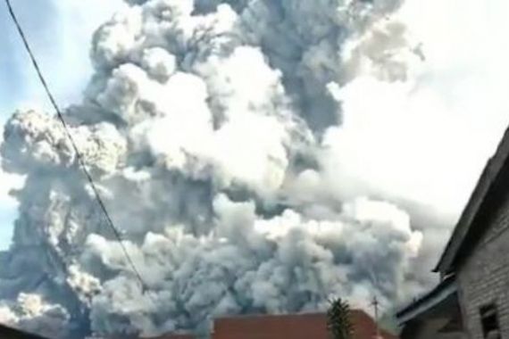 Gunung Sinabung Erupsi Lagi, Empat Kecamatan Tertutup Abu Vulkanik - JPNN.COM
