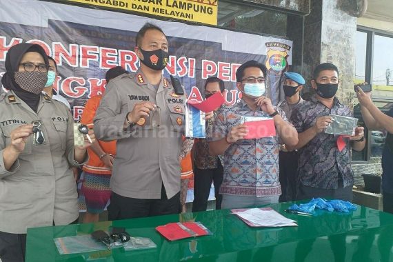 Mantan Anggota Dewan dan Sang Istri Akhirnya Ditangkap di Lampung Timur - JPNN.COM